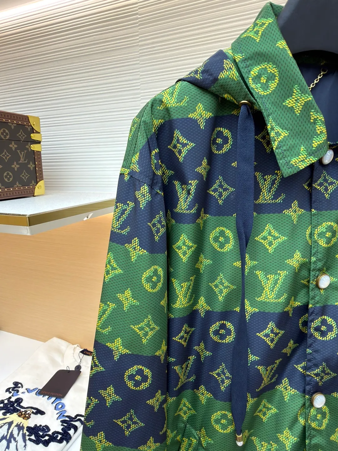 LOUIS VUITTON contrasting color presbyopic hooded jacket ●Original version: purchased and developed by 24386 ●Item number: 1681295-B60 ●Material: polyester fiber fabric ●Technology: printing production ●Color: blue and green color matching ●Version: fitted version ●Weight: about 510 grams ●Size: 46-48-50-52 ●Description: When classic Monogram presbyopia meets contrasting stripes, this LV jacket instantly ignites the trend! The collision of green and navy is full of tension, the presbyopia logo all over the floor shows the pedigree of the luxury brand, and the hooded design takes into account both style and practicality. Whether you are going out on the street or socializing in luxury, it can make you stand out from the crowd in one second. It is an excellent choice for advanced wear for presbyopia lovers. Wear it and you will be a walking fashion hormone. The overall wiring is straight and delicate, the fabric is comfortable and soft, and the color is consistent without color difference. It can be matched with the same style to create a fashionable look and control various occasions. Customized accessories, complete with three standards, same style for men and women!